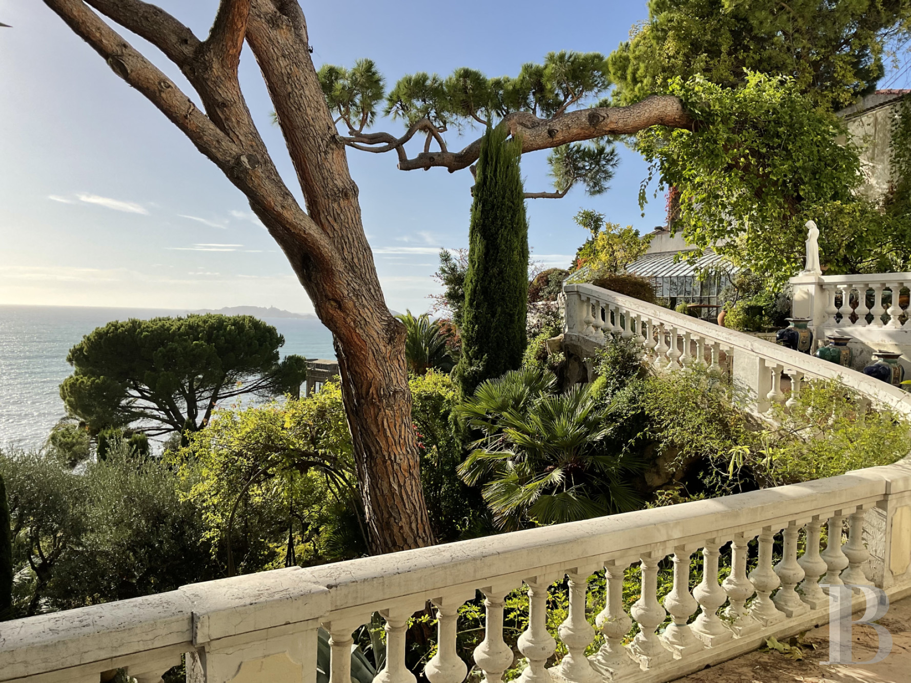 À Marseille, au cœur du Roucas-Blanc, une villa du 19ème siècle et ses spectaculaires jardins et rocailles dominant la corniche - photo  n°22